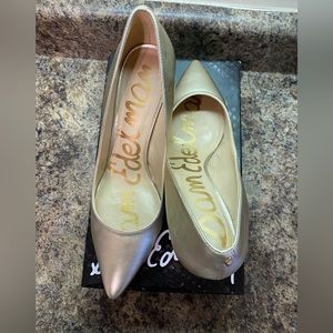 Gold heels with elegant pointed toe shape. Great with dress or jeans!